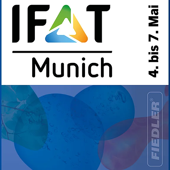 Das Bild zeigt das Logo der IFAT-Messe, die in München stattfindet. Darunter steht „4. bis 7. Mai“. Im Hintergrund sind abstrakte blaue Formen zu sehen.