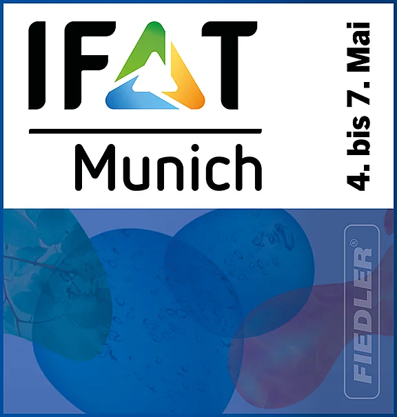 Das Bild zeigt das Logo der IFAT-Messe, die in München stattfindet. Darunter steht „4. bis 7. Mai“. Im Hintergrund sind abstrakte blaue Formen zu sehen.