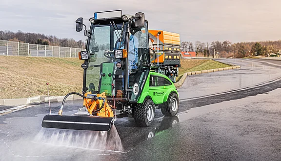 Egholm Schmalspurfahrzeug mit aufgebauter Fiedler-Schwemmtechnik bei der Reinigung schmaler Wege.