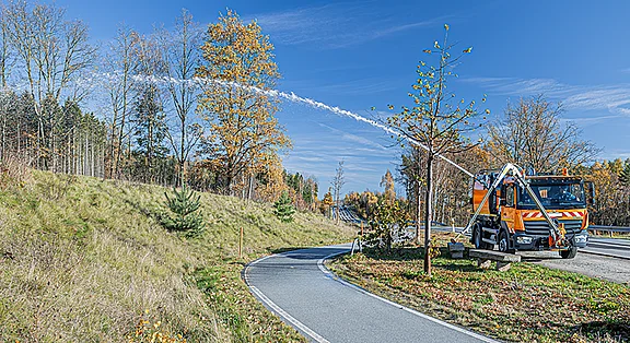 Aktive Bewässerung einer großen Grünfläche mit der Fiedler Weitwurfdüse. Der kraftvolle Wasserstrahl demonstriert die hohe Reichweite und das gleichmäßige Sprühbild für effiziente Flächenpflege.