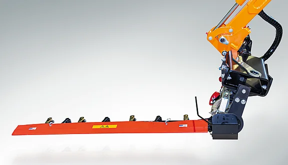 Das Bild zeigt eine lange, horizontale Schneidevorrichtung. Die Schneide ist für die Bearbeitung von Boden oder Pflanzen eingesetzt. Der Anbau ist für landwirtschaftliche oder gartenbauliche Anwendungen konzipiert zu sein.