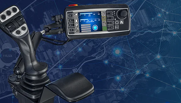 Das Bild zeigt ein Bedienung mit einem digitalen Display und verschiedenen Steuerelementen. Es ist Teil eines Fahrzeugs oder Maschinensteuerung, die für die Steuerung oder Bedienung von Anbaugeräten genutzt wird. Der Hintergrund ist eine abstrakte Darstellung mit verbundenen Punkten und Linien.