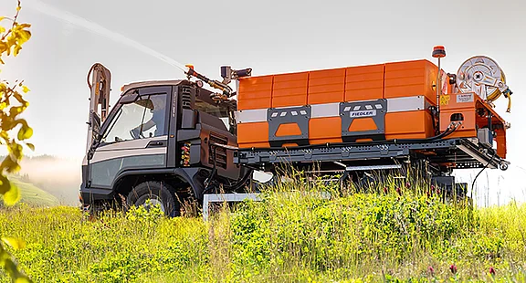 Nahaufnahme der am Tanksystem montierten Weitwurfdüse. Die robuste Konstruktion und die Verstellmechanik für die Horizontal- und Vertikalwinkel sind deutlich zu erkennen.