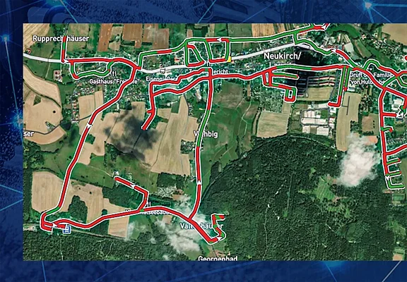 Eine Kartenansicht mit Verkehrswegen, umgeben von landwirtschaftlichen Flächen und Wäldern. Die Straßen sind rot und grün markiert und zeigen die gefahrene Strecke sowie die Strecken mit Arbeitseinsatz.