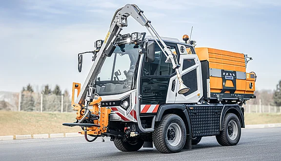 Bewässerung von städtischem Grün bei Trockenheit durch einen Hansa mit elektrischem Gießarm und Tanksystem