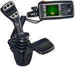 Ein Joystick mit einem digitalen Farbdisplay. Der Joystick ist für die Steuerung aller Fiedler An- und Aufbaugeräten konzipiert und verfügt über eine Armstütze. Die Steuerung ist für die Bedienung aus dem Fahrzeug heraus.