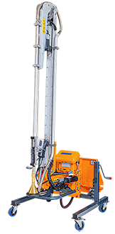 Nachhaltige Baumpflege im urbanen Raum: Ein vollelektrischer Fiedler Gießarm FGA 1000 bewässert präzise weit entfernte Stadtbäume und schont dabei durch CO2-freien Betrieb das Klima.