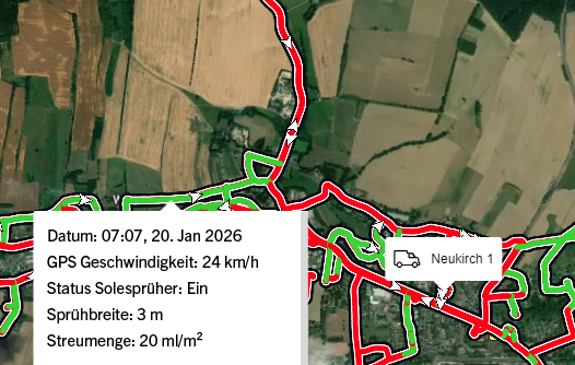 Eine Karte im Satellitenstil, die verschiedene Strecken und den Status der Soleausbringung in einem bestimmten Gebiet zeigt. Zusätzliche Informationen zu GPS-Geschwindigkeit, Ausbringmenge und viele weitere Informationen sind ebenfalls vermerkt.
